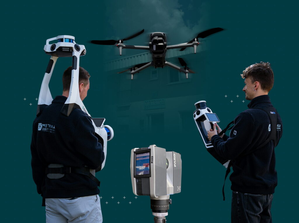 15 Zwei Mitarbeiter mit mobilen Laserscannern, dazwischen ein FARO Focus auf dem Stativ, darüber eine Drohne in der Luft