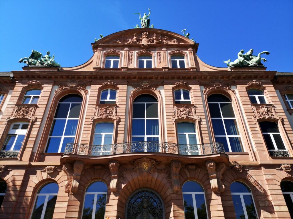 Fassade des Senckenberg Museum vor blauem Himmel bei Sonnenschein in der Senckenberganlage in Bockenheim am Westend von Frankfurt am Main in Hessen
