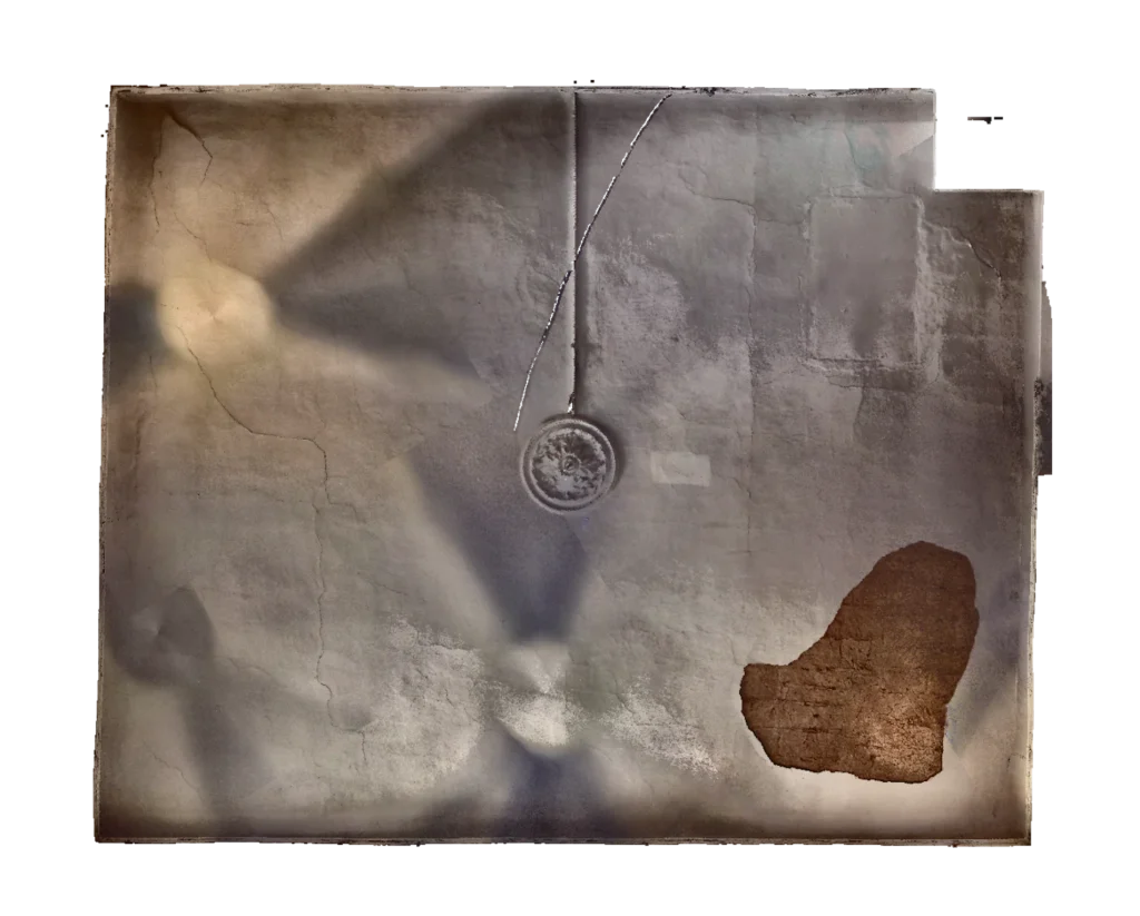 Orthophoto einer Zimmerdecke mit durchgehendem Riss und einer Fehlstelle im Putz