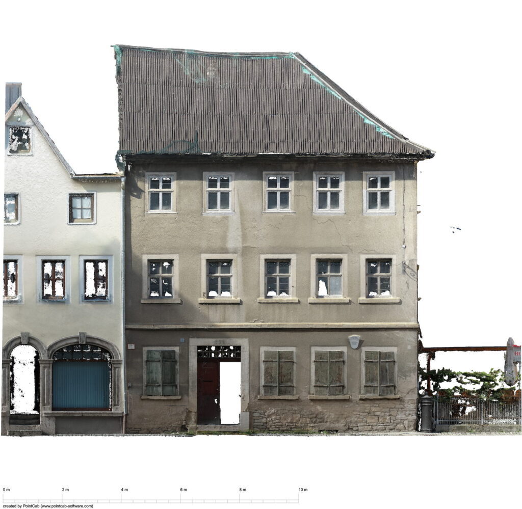 Orthophoto einer Altbaufassade mit Maßstabsleiste, Fenster und Gesimse maßhaltig abgebildet