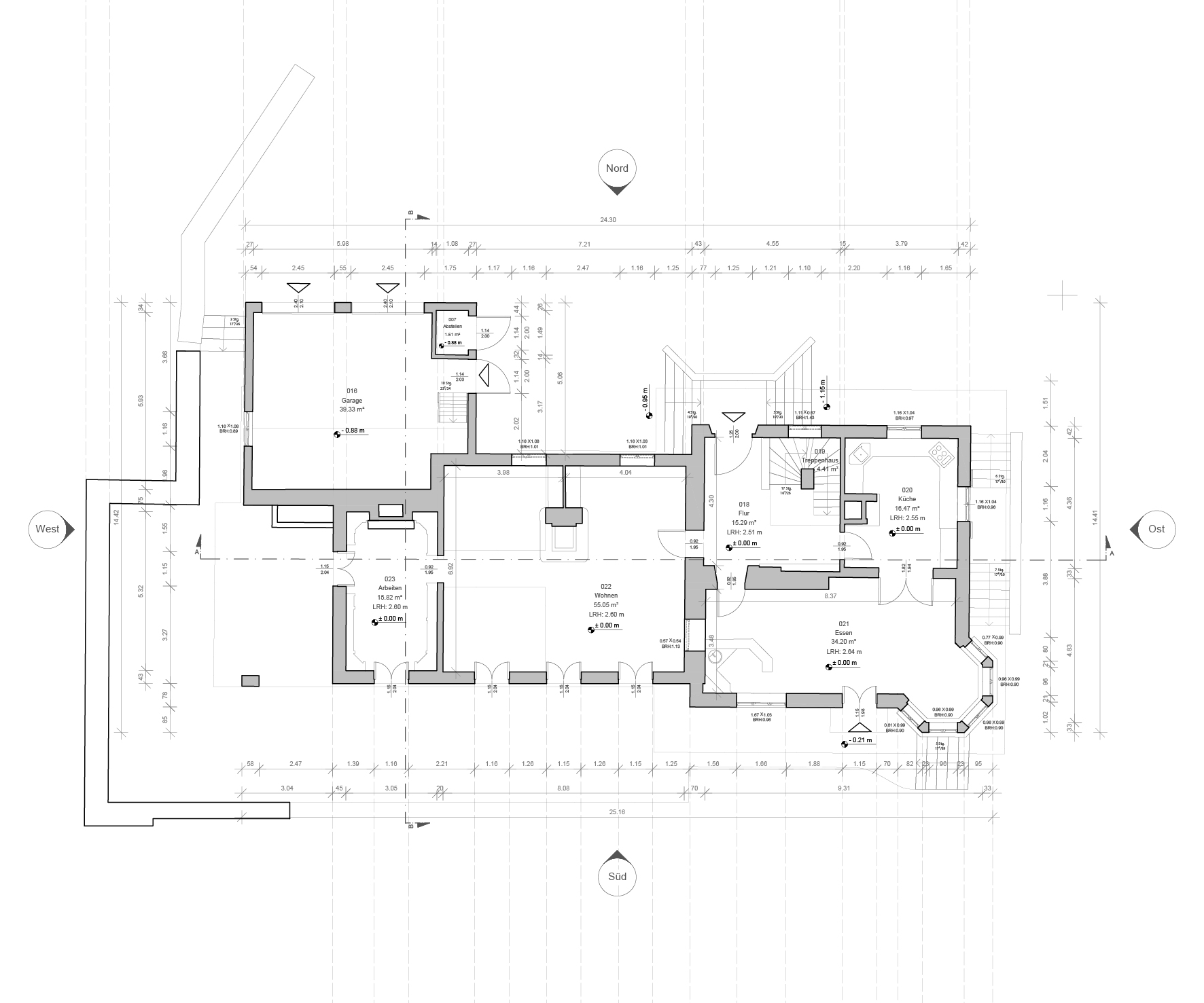 Technischer Grundriss des Erdgeschosses eines Bestandsgebäudes mit Garage, Arbeiten, Wohnen, Essen, Küche, Treppenhaus und Abstellraum inklusive Bemaßung und Himmelsrichtungen. Bestandsplan vs. gerenderter Grundriss – Vergleich Metrika360