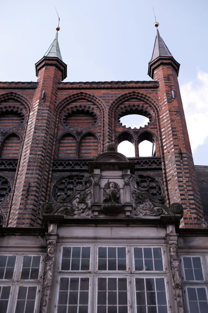 backsteingotik-denkmalfassade Denkmalfassade in Backsteingotik: Blendarkaden, Masswerk und Gesimse im Bestand.