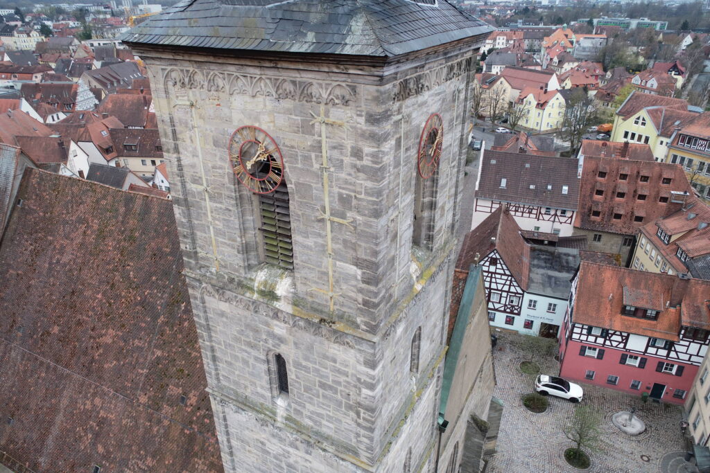 drohnenaufnahme-kirchturm-altstadt Kirchturm aus der Luft, darunter die Daecher der Altstadt: Flaechen, an die vom Boden aus niemand kommt.