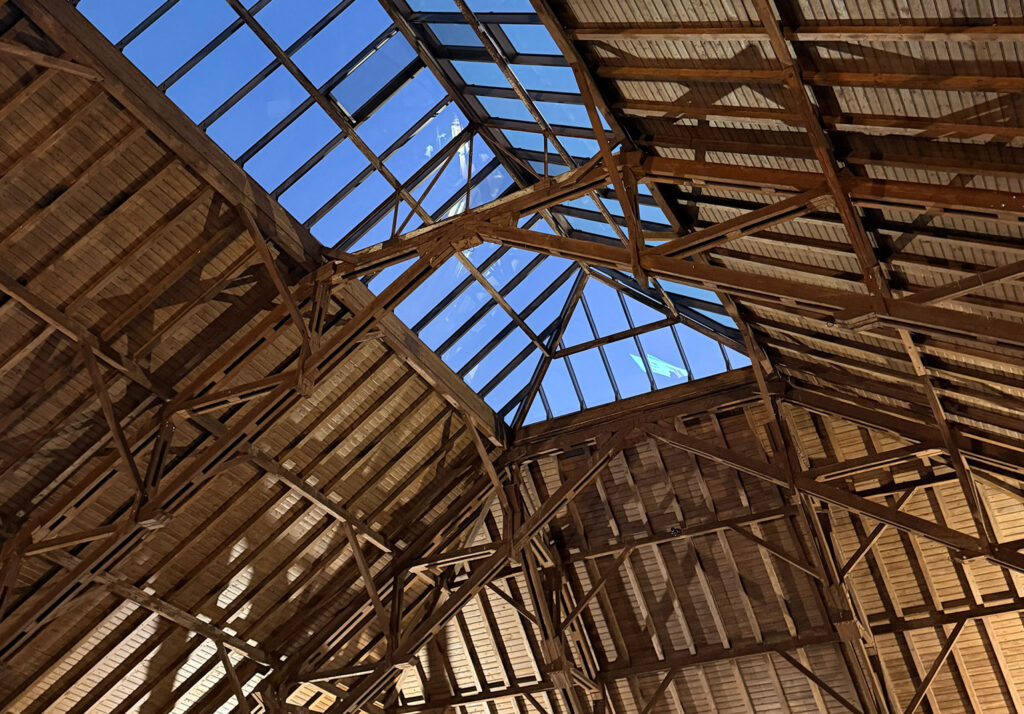 frankenhalle-holztragwerk-oberlicht Historisches Holztragwerk mit Oberlicht in der Frankenhalle Würzburg