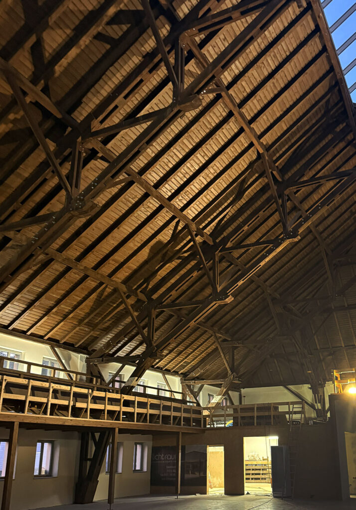 frankenhalle-oberlicht-untersicht Innenraum der Frankenhalle mit Galerie und Holzdach während des Umbaus