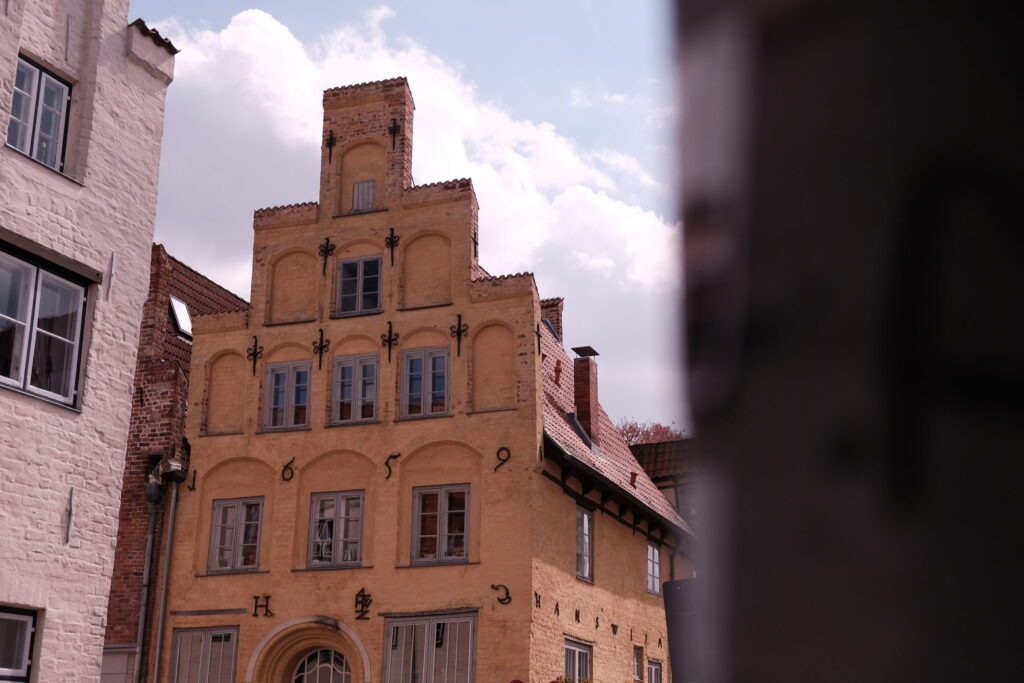 historisches-giebelhaus-altstadt Historisches Giebelhaus in einer Altstadtzeile: Backsteinfassade mit Treppengiebel und der Jahreszahl 1659 in schmiedeeisernen Ziffern.