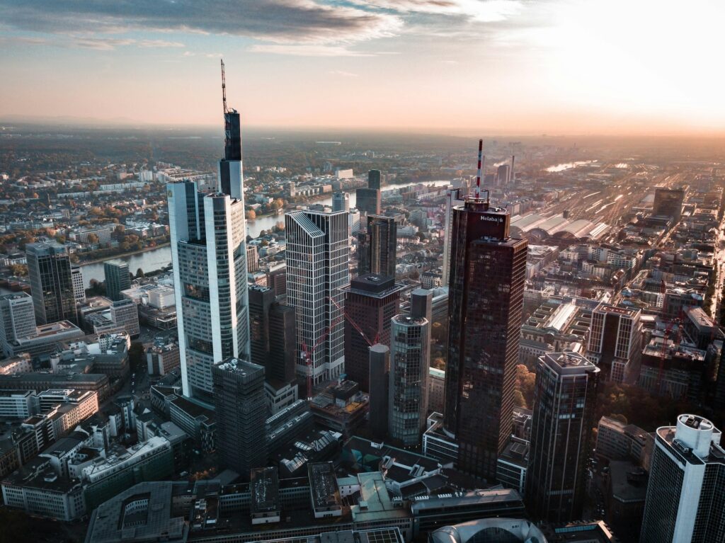 jan-philipp-thiele-GfpzJyfudE8-unsplash Frankfurt von oben