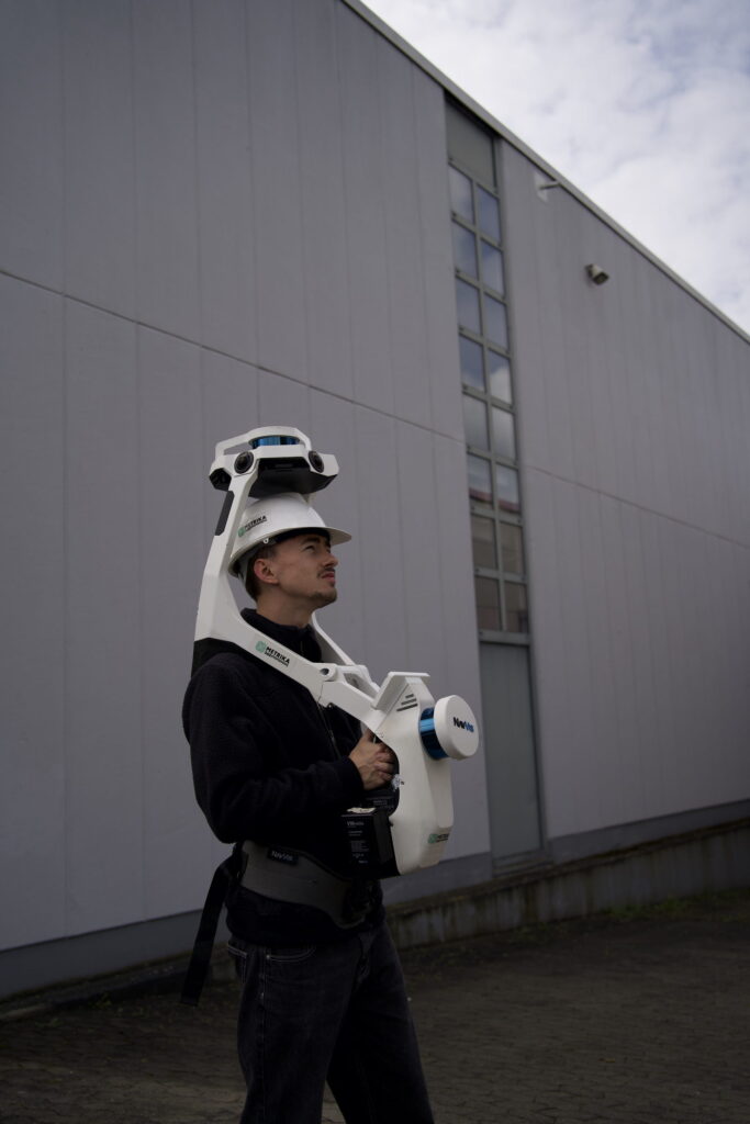 Mobile Mapping in der laufenden Produktion: das am Koerper getragene System zwischen Maschinen und Regalen.