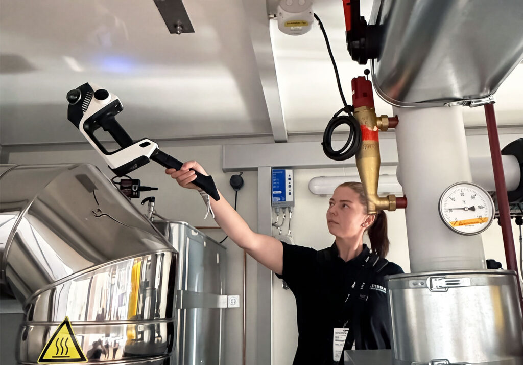 navvis-clx-dachraum-aufnahme Vermesser erfasst einen Technikraum mit dem handgeführten NavVis CLX