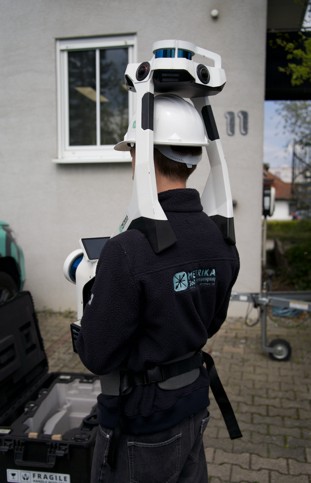 Mitarbeiter von Metrika360 erfasst ein Gebäude mit dem mobilen Laserscanner NavVis VLX 2