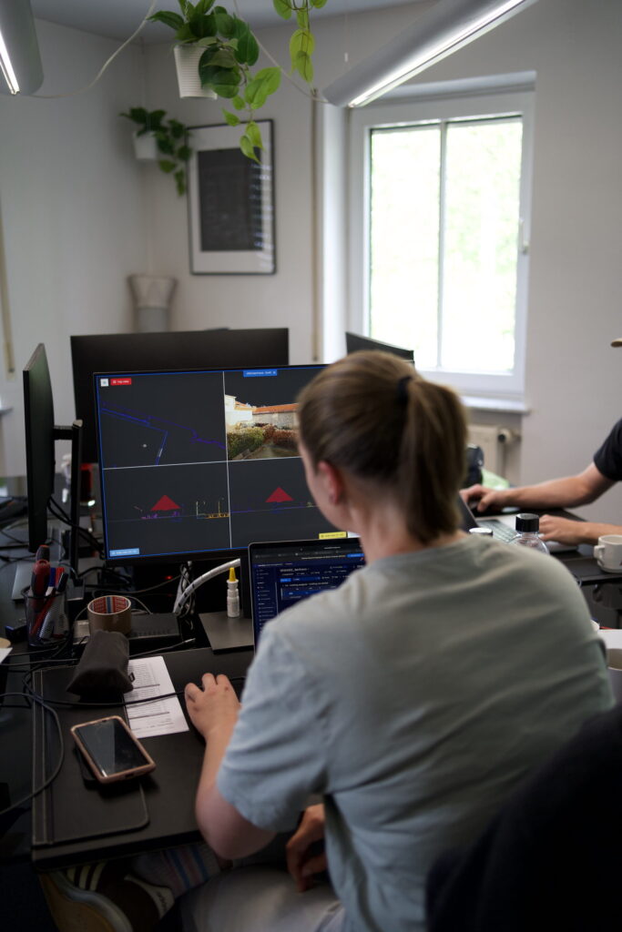 Innendienst am Bildschirm: zwei Arbeitsplaetze, an denen die Scans zur Gesamtpunktwolke registriert werden.
