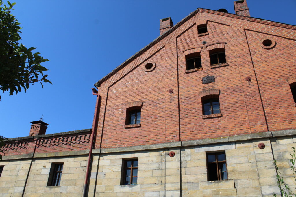 Speichergebaeude aus Backstein mit regelmaessiger Lochfassade — ein Bestand ohne Verformung.